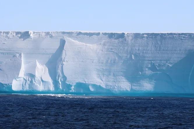 An underwater drone explored the glacier, but disappeared without a trace