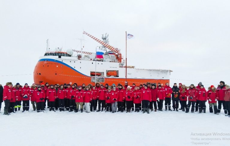 Self-propelled ice-resistant platform "North Pole"